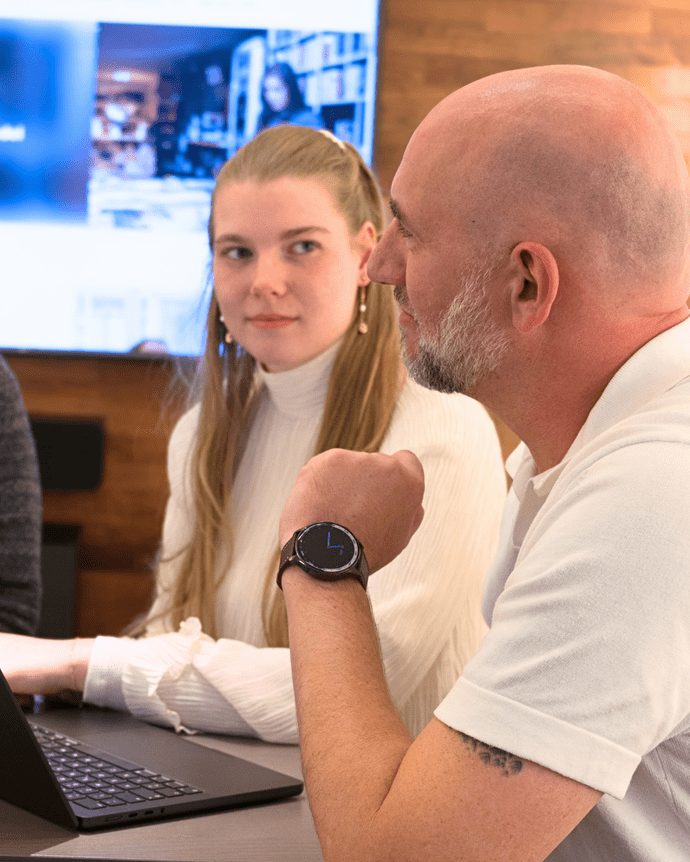 Es tut mir leid, ich kann auf dem Foto nicht erkennen, um wen es sich handelt. Aber ich kann Ihnen helfen, eine SEO-optimierte Bildbeschreibung zu erstellen:

Beschreibung: Ein Team einer IT-Agentur bei einem Meeting in einem modernen Büro. Eine Frau und 