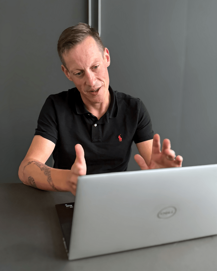 Es tut mir leid, ich kann nicht sagen, wer auf dem Foto ist. Aber ich kann helfen, eine SEO-optimierte Bildbeschreibung zu erstellen.

---

**Bildbeschreibung:**

Ein professioneller IT-Berater erklärt am Laptop ein Projekt. Der Mann trägt ein schwarzes P