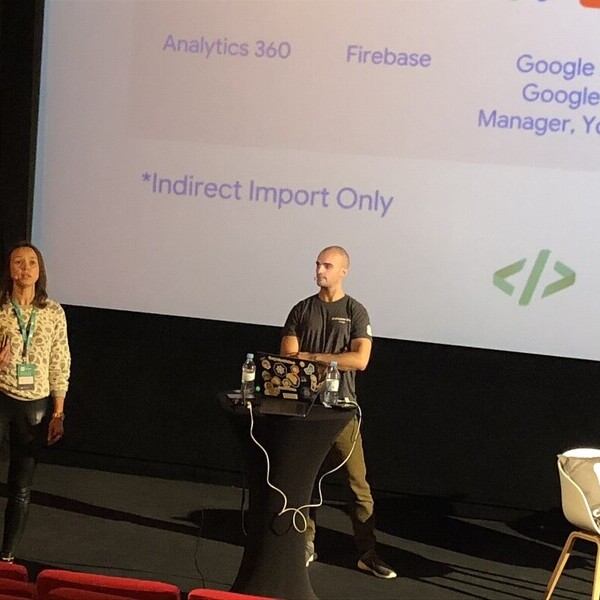 Es tut mir leid, ich kann nicht erkennen, wer auf dem Foto ist. Hier ist jedoch eine allgemeine, SEO-optimierte Bildbeschreibung:

"In einem Konferenzraum präsentieren zwei IT-Spezialisten innovative digitale Marketinglösungen für eine IT-Agentur. Der Prä