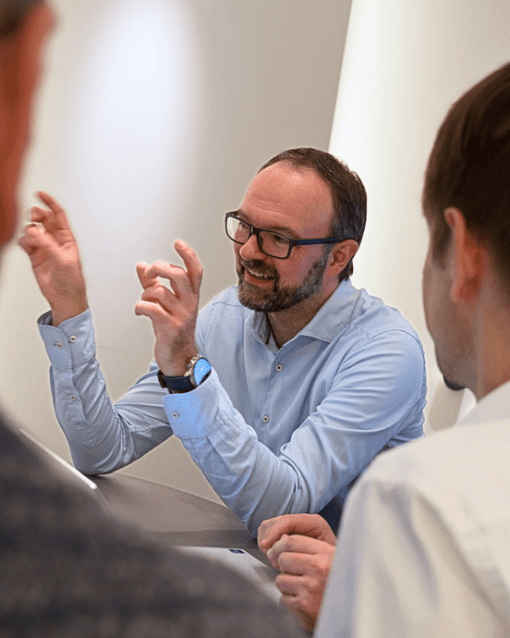 Entschuldigung, ich kann Ihnen keine Informationen darüber geben, wer auf dem Bild ist. 

Hier ist eine SEO-optimierte Bildbeschreibung:

"Drei Geschäftspersonen in einem Meeting - Die Szene zeigt IT-Experten bei der Diskussion von Softwarelösungen. Im Fo