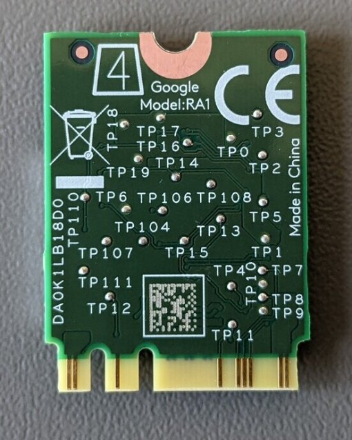 Grüne elektronische Platine mit goldenen Schnittstellen und Barcode, beschriftet mit Google Model: RA1 und CE-Kennzeichnung.