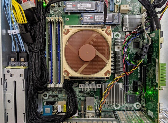 Diese Aufnahme zeigt die komplexe Innenansicht eines leistungsstarken Serversystems, ideal für IT-Agenturen, die zuverlässige und effiziente technische Lösungen benötigen. Die deutliche Darstellung von Hochgeschwindigkeits-SSDs, modernen Kühlungssystemen 