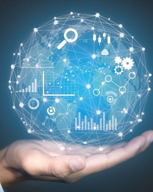 Hand hält digitalen Globus mit Netzwerksymbolen, Diagrammen und Technologieelementen auf blauem Hintergrund.