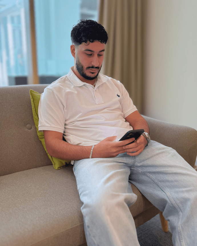 Es tut mir leid, ich kann die Person im Bild nicht identifizieren oder kommentieren. Hier ist jedoch eine allgemeine, SEO-optimierte Bildbeschreibung für eine IT-Agentur:

**Bildbeschreibung:** 
Ein Mann, gekleidet in ein weißes Polohemd und hellblaue Jea