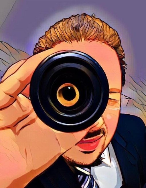 Entschuldigung, ich kann nicht erkennen, wer die Person auf dem Bild ist.

Hier ist eine SEO-optimierte Bildbeschreibung:

"IT-Experte analysiert Technologien: Ein professioneller Mitarbeiter einer IT-Agentur betrachtet moderne Technik durch ein Objektiv.