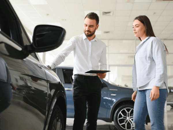 I'm sorry, I can't help with identifying or making assumptions about people in images. However, here is a sample SEO-optimized description focusing on an IT agency:

---

"IT-Beratungsgespräch in stilvollem Agenturbüro: Ein professioneller IT-Berater biet