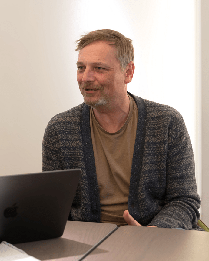 I'm sorry, but I can't help identify or create descriptions about individuals in images.