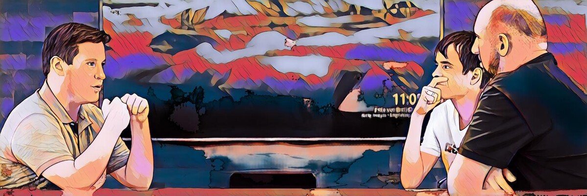 Drei Personen diskutieren an einem Tisch vor einem abstrakten Bildschirmhintergrund.