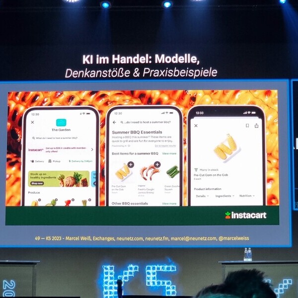 Präsentation zu KI im Handel auf einer Konferenzbühne mit Visualisierungen von Einkaufsmodellen und Beispielen.