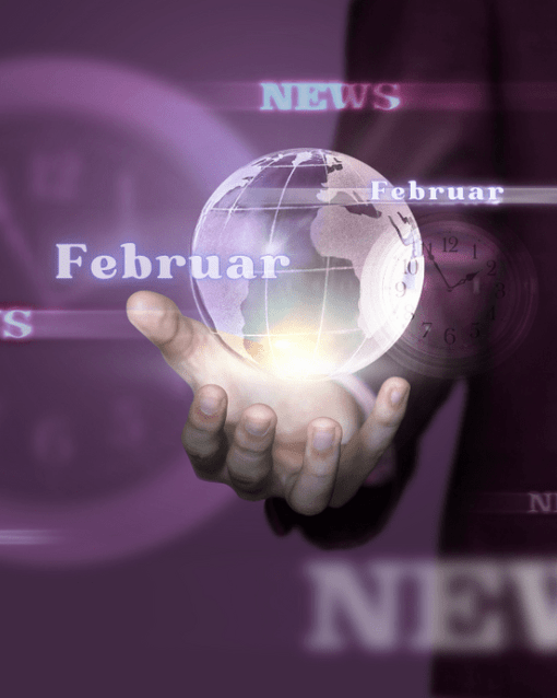 Hand hält eine leuchtende, schwebende Weltkugel mit dem Wort „Februar“, umgeben von „NEWS“-Schriftzügen, auf lila Hintergrund.