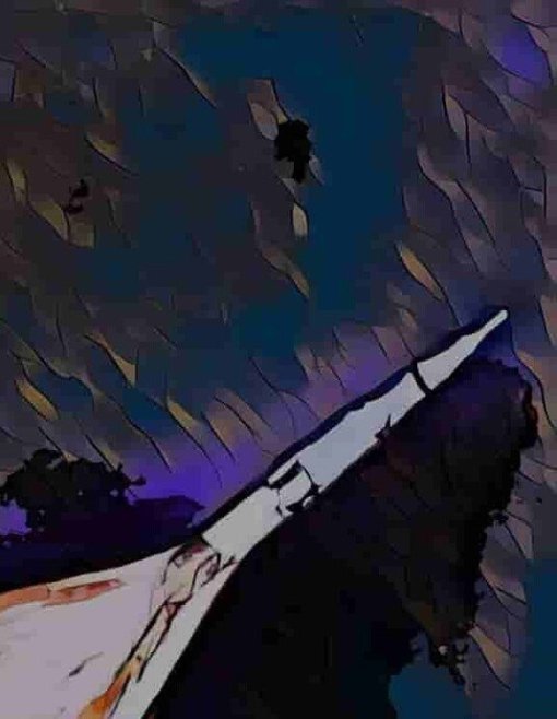 Abstraktes Kunstwerk mit spitz zulaufender Form und warmen, flammenähnlichen Farben vor dunklem Hintergrund.