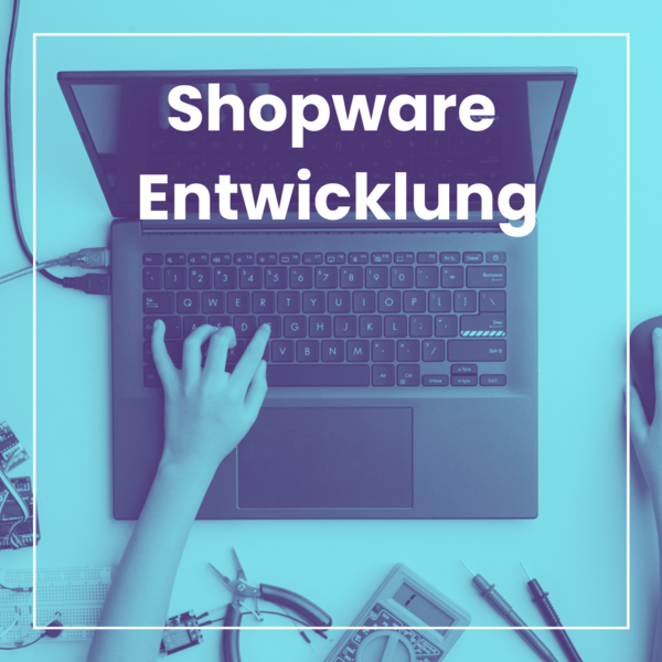 Laptop mit Händen tippt auf Tastatur und bewegt eine Maus, Text "Shopware Entwicklung" im Bild.
