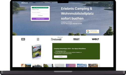 Laptop zeigt Buchungswebsite für Camping und Wohnmobilstellplätze.