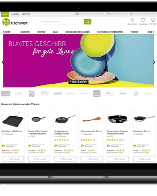 Website-Design auf Laptop und Smartphone mit buntem Geschirr, Pfannen, nudeln und Marmeladen im Onlineshop.