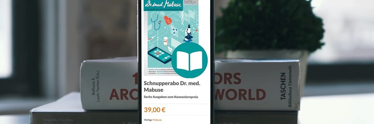 Smartphone auf Büchern zeigt ein digitales Zeitschriftenabo mit Illustration; Titel: "Schnupperabo Dr. med. Mabuse".