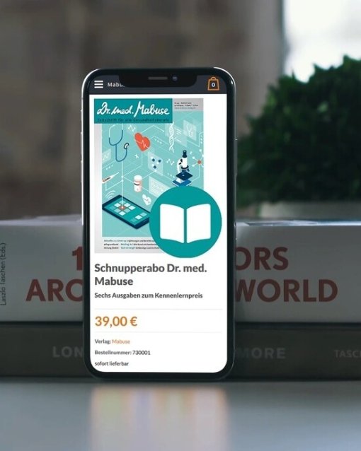 Smartphone auf Büchern zeigt ein digitales Zeitschriftenabo mit Illustration; Titel: "Schnupperabo Dr. med. Mabuse".
