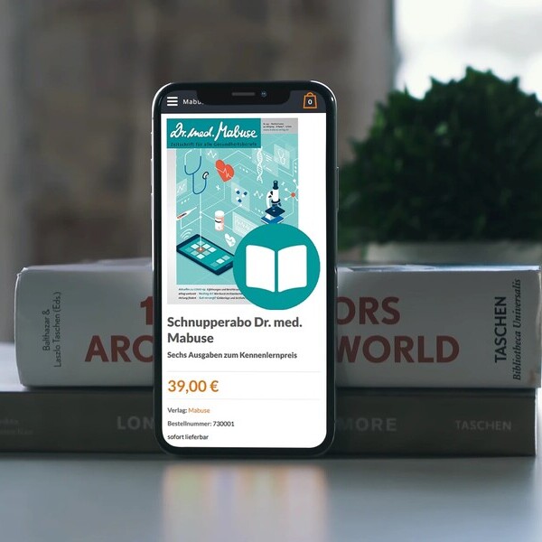 Smartphone auf Büchern zeigt ein digitales Zeitschriftenabo mit Illustration; Titel: "Schnupperabo Dr. med. Mabuse".