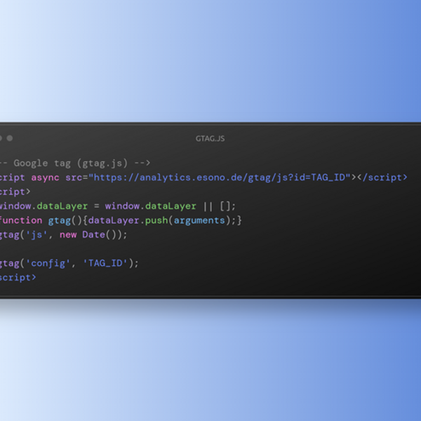 Screenshot eines JavaScript-Codeabschnitts zur Integration von Google Analytics mit gtag.js auf einem blauen Hintergrund.