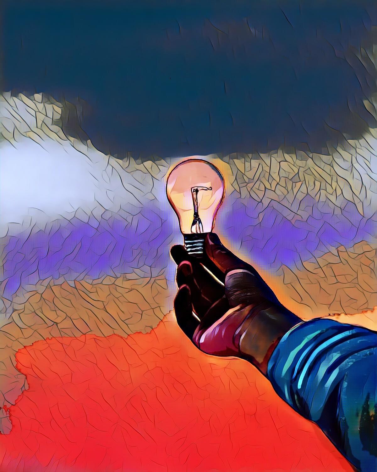 Eine Hand hält eine Glühbirne vor einem abstrakten, farbenfrohen Hintergrund.