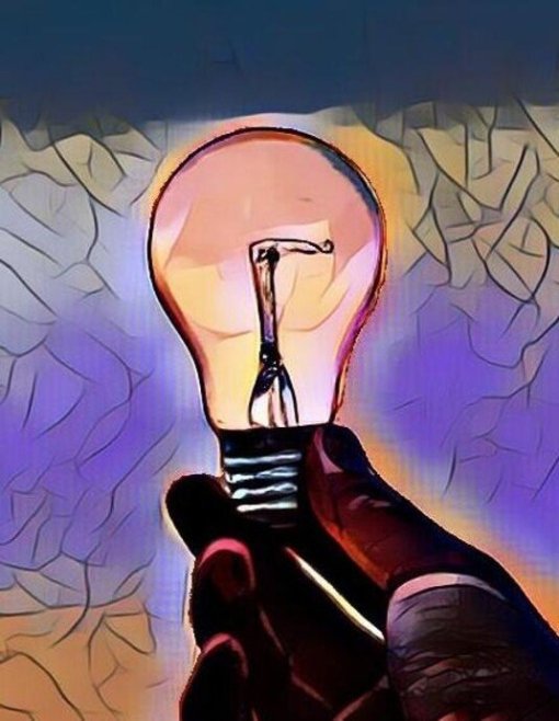 Eine Hand hält eine Glühbirne vor einem abstrakten, farbenfrohen Hintergrund.