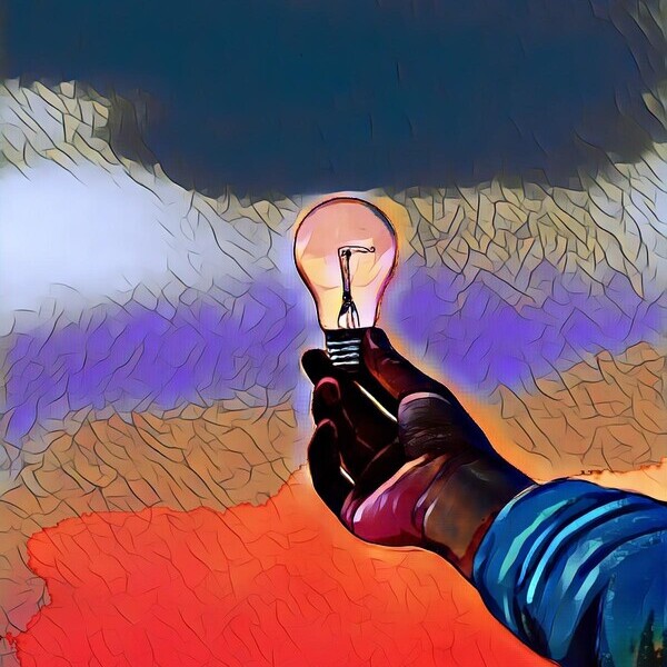 Eine Hand hält eine Glühbirne vor einem abstrakten, farbenfrohen Hintergrund.