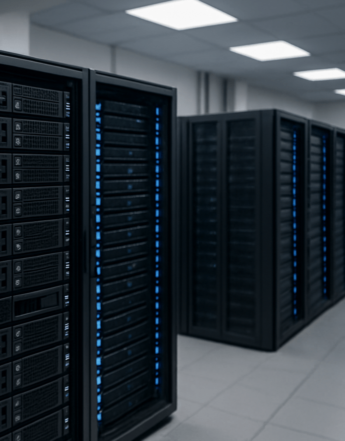 Rechenzentrum mit mehreren Server-Racks, ausgestattet mit blauen LED-Anzeigen in einem klimatisierten Raum.