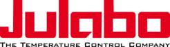 Logo von Julabo, einem Unternehmen für Temperaturregelung, in roter Schrift mit dem Slogan: "The Temperature Control Company".