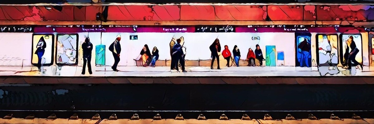 Bunte Darstellung eines U-Bahnhofs mit wartenden Passanten und einfahrendem Zug im Hintergrund.