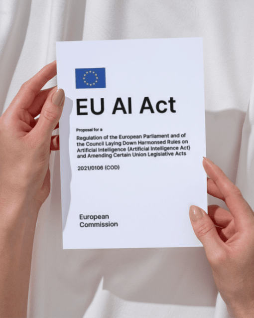 Person hält Dokument mit der Aufschrift "EU AI Act" und EU-Flagge.
