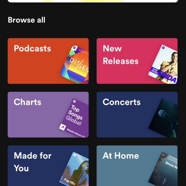 App-Oberfläche mit Suchleiste und Kategorien wie Podcasts, Neuerscheinungen, Charts, Konzerte, Für dich, Zuhause, Pop.