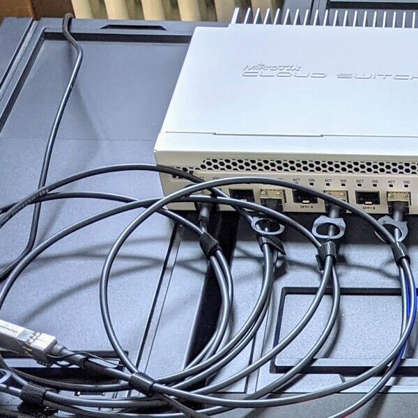 Cloud-Router-Switch mit mehreren angeschlossenen Netzwerkkabeln auf einem Tisch installiert.