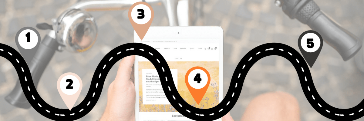 Mann hält Tablet auf Fahrraddisplay, umgeben von nummerierten Wegpunkten auf geschwungener Route.