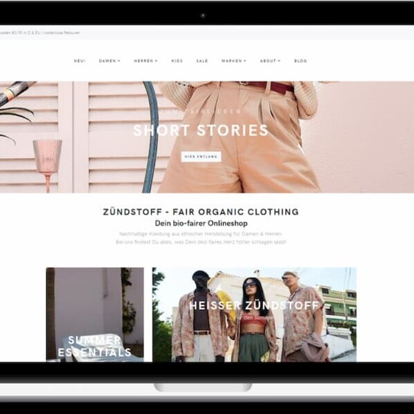Laptop mit geöffneter Webseite für nachhaltige Bekleidung, zeigt Kategorien für Fair Trade und Bio-Mode.