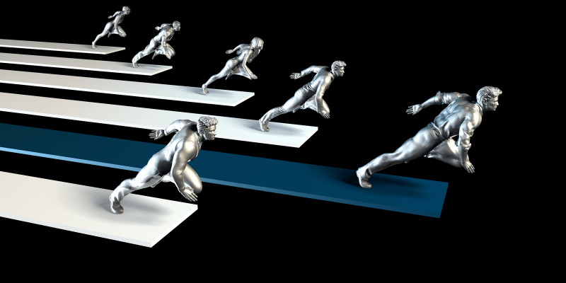 Silberne Figuren in Startposition auf farbigen Bahnen, Symbol für Wettbewerb und Fortschritt.