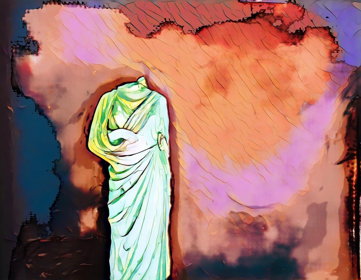 Antike griechische Statue ohne Kopf vor abstraktem, in warmen Tönen gehaltenem Hintergrund.