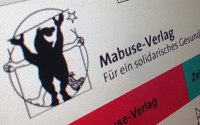 Logo des Mabuse-Verlags mit einem tanzenden Bären und dem Slogan "Für ein solidarisches Gesundheitswesen".