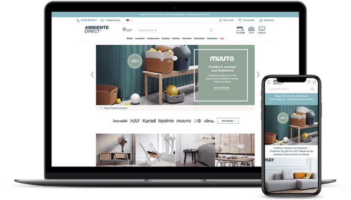 Laptop und Smartphone zeigen eine Webseite für Möbel und Wohnaccessoires mit modernem Design.