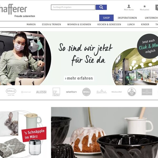 Startseite eines Onlineshops mit einer Frau mit Maske, verschiedenen Waren und Aktionshinweisen.