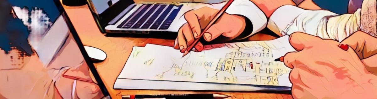 Person arbeitet an einem Schreibtisch mit Laptops und Papieren, macht Notizen mit Bleistiften in kreativer Umgebung.