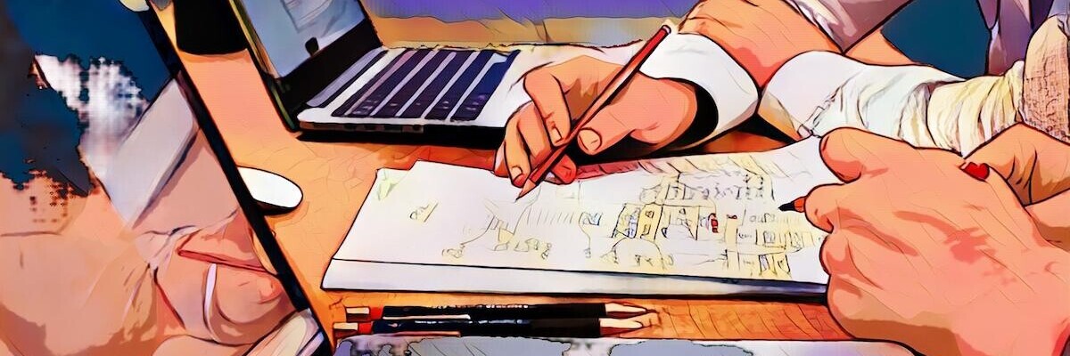 Person arbeitet an einem Schreibtisch mit Laptops und Papieren, macht Notizen mit Bleistiften in kreativer Umgebung.