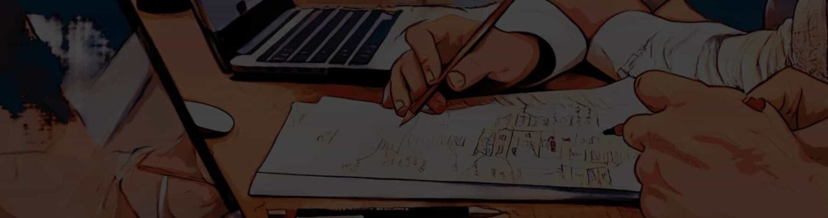 Personen arbeiten mit Laptops und Notizen an einem Tisch, während sie Informationen schriftlich festhalten.