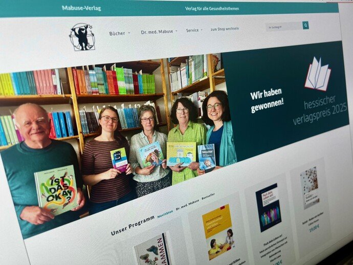 Fünf Personen halten Bücher, stehen vor einem Bücherregal, daneben ein Banner: "Wir haben gewonnen! Hessischer Verlagspreis 2023".