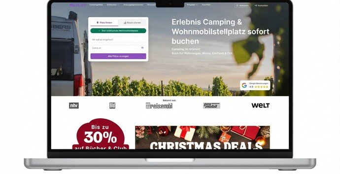 Website auf einem Laptopbildschirm zeigt Buchungsoptionen für Camping- und Wohnmobilstellplätze, umgeben von Logos bekannter Marken.